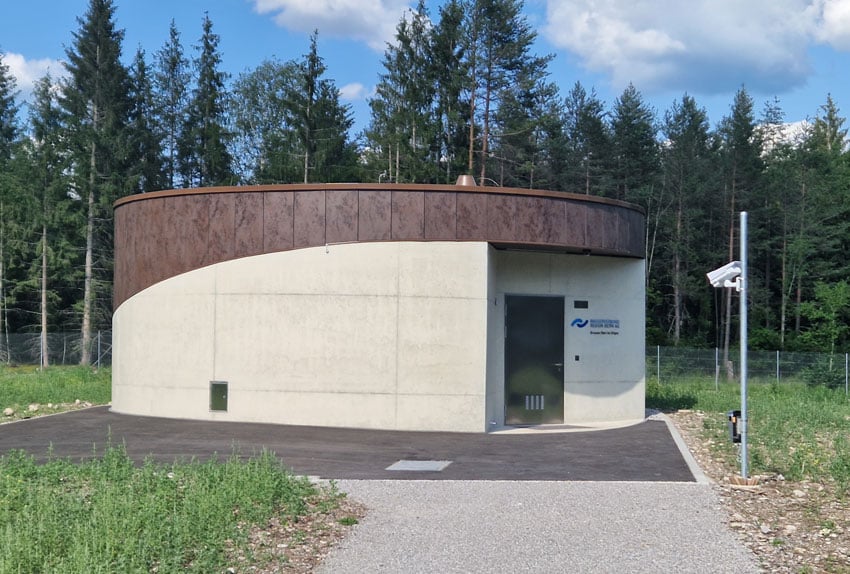 Runde Fassade Grundwasserfassung. Sicht auf Eingang.