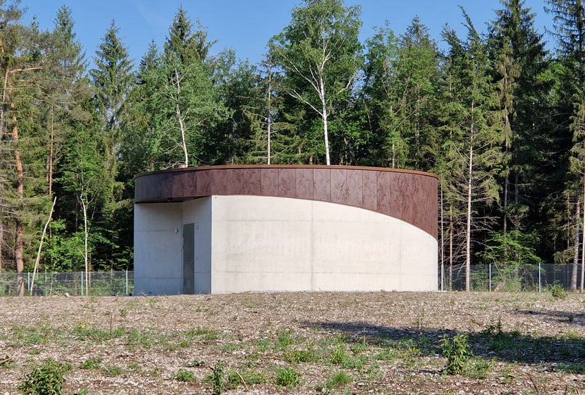 Runde Fassade Grundwasserfassung. Sicht von der Seite.