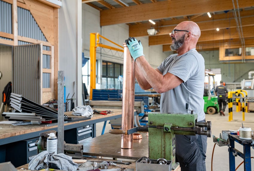 Werkstattspenglerei Spengler bei der Arbeit