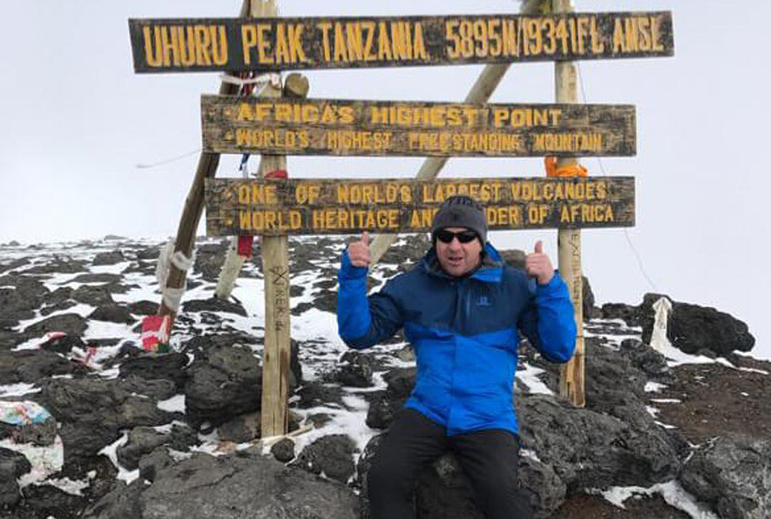 Mann auf dem Kilimandscharo