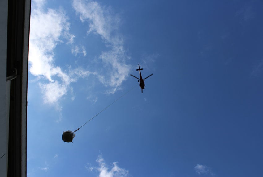 Helikopterflug mit Bauschutt in Big-Bag