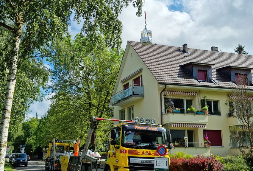 Muldenlastwagen. Fluglotsen nehmen Big-Bag in Empfang