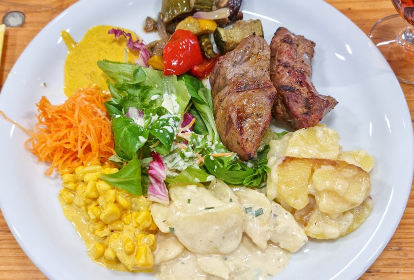 Mitarbeitenden Grillfest: Ein Teller voll leckeres Essen