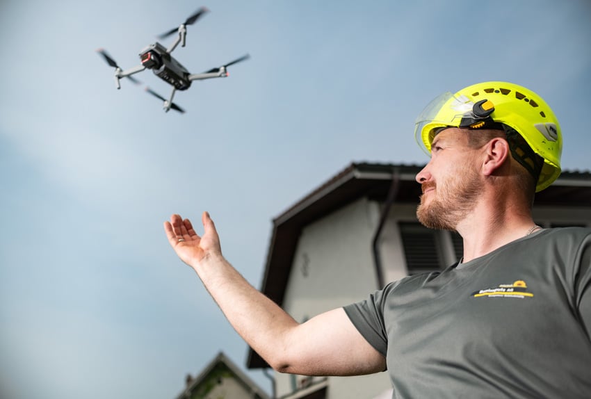 Mann mit Drohne