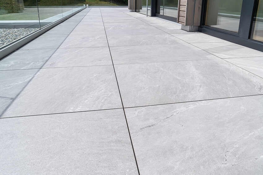 Platten Allblack Grigio auf Dachterrasse