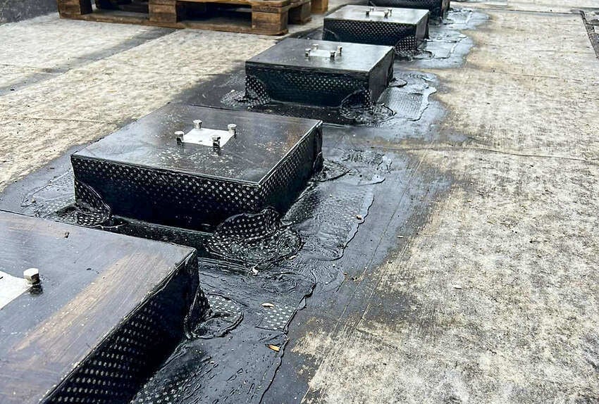 verbaute Geländerkonsolen auf Attika-Terrasse