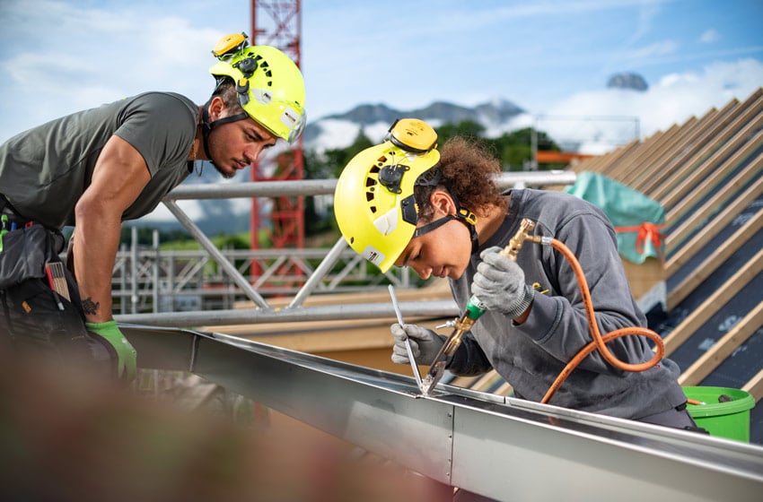 Spenglerin auf der Baustelle