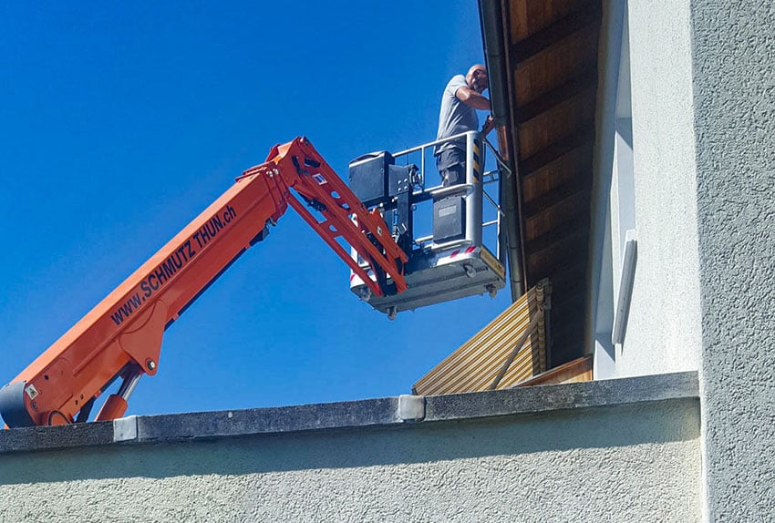 Mann bei Dachkontrolle