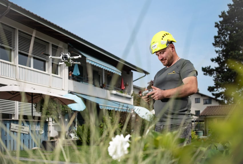 Fachmann bei Dachkontrolle mit der Drohne