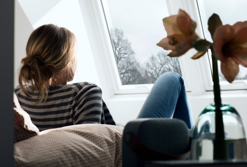 VELUX Dachfenster Frau in Wohnzimmer