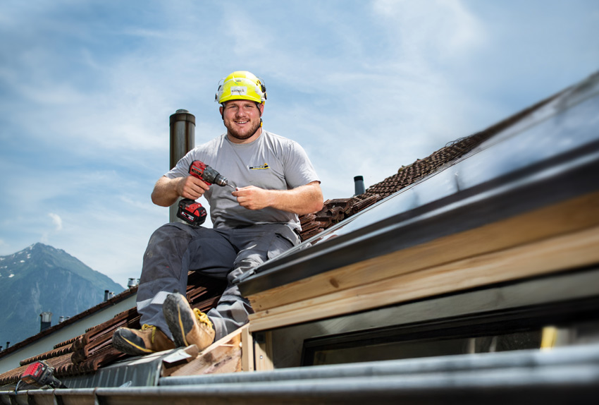 Dachdecker montiert Dachfenster auf Dach