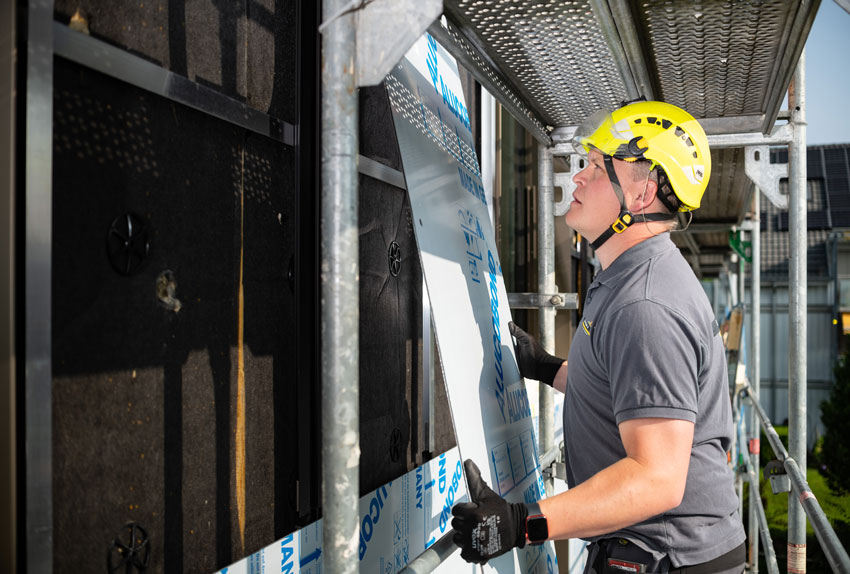 Fassadenbauer bei der Arbeit