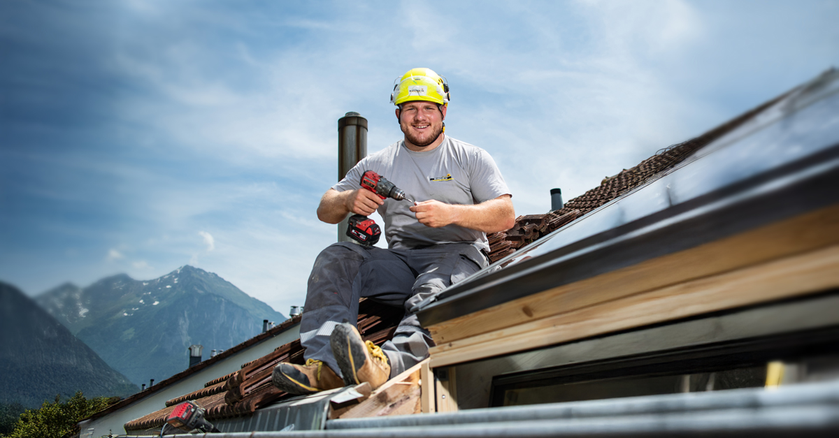 Dachdecker auf Dach bei Montage von Dachfenster