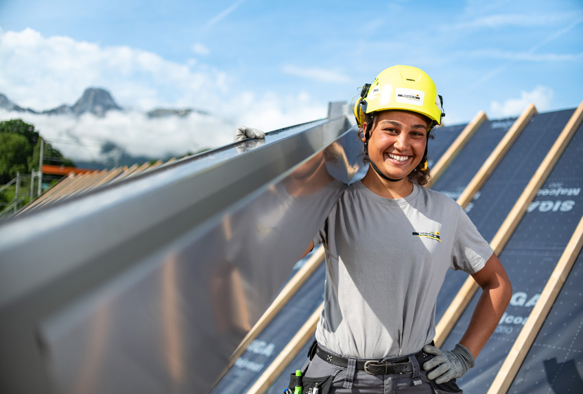 Spenglerin in Ausbildung auf Baustelle