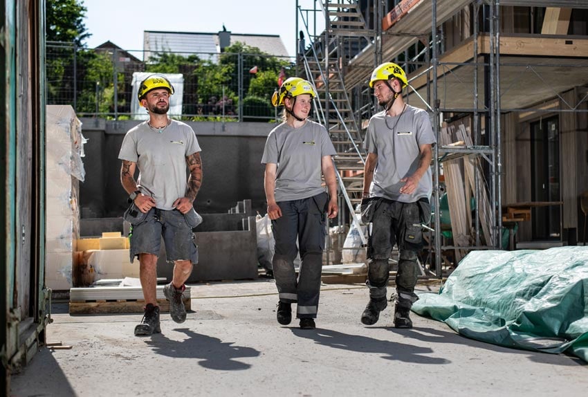 Lernende auf der Baustelle