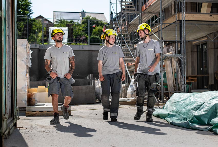 Lernende auf der Baustelle